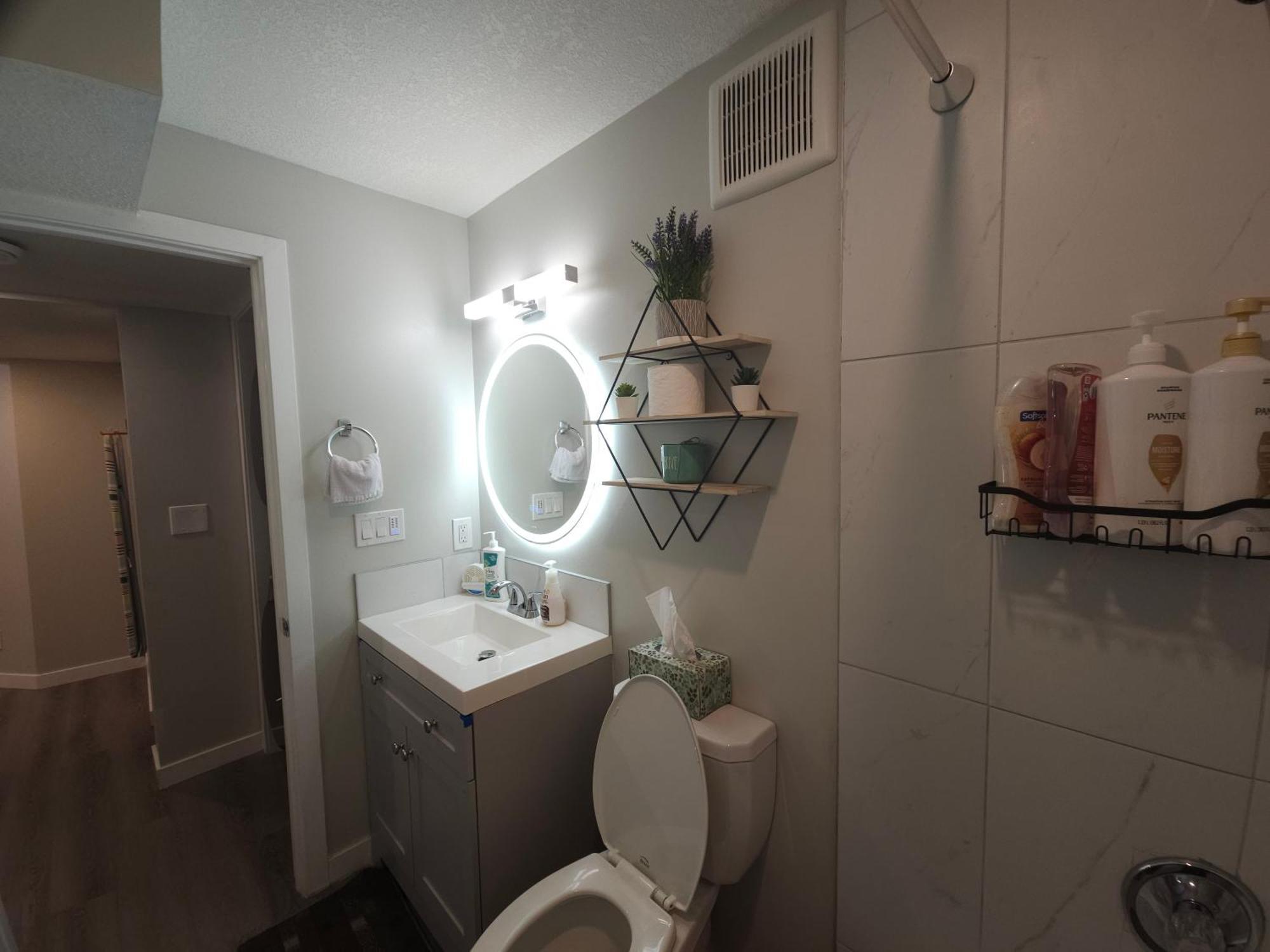 Cozy 2 Bedroom Suite, Queen Beds, Near The Airport เอดมันตัน ภายนอก รูปภาพ
