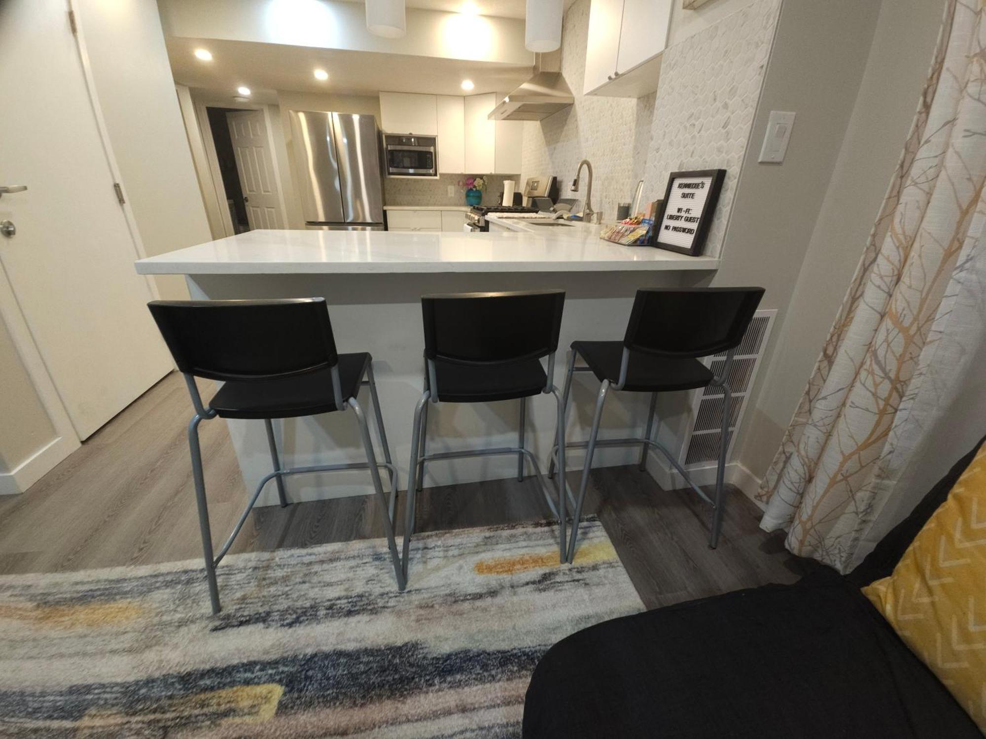 Cozy 2 Bedroom Suite, Queen Beds, Near The Airport เอดมันตัน ภายนอก รูปภาพ