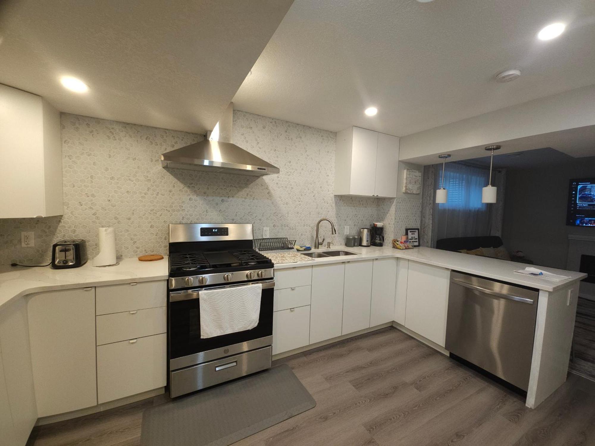 Cozy 2 Bedroom Suite, Queen Beds, Near The Airport เอดมันตัน ภายนอก รูปภาพ